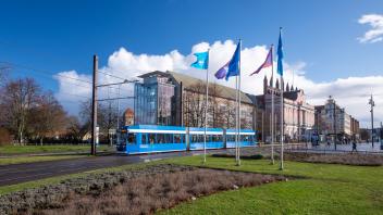 Rostocker RathausRSAG StraßenbahnFoto: Georg Scharnweber