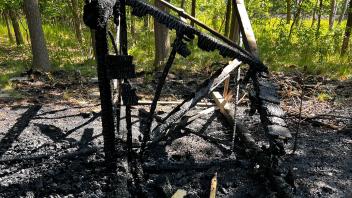 Reste der durch den Brand zerstörten Jagdkanzel nahe Texas. 