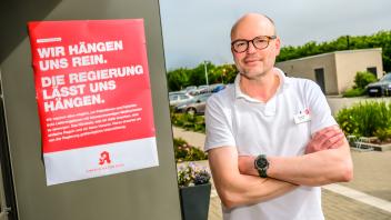 Apotheker Michael Nast, der sowohl eine Apotheke in Silberstedt als auch in Schleswig betreibt, beklagt eine unzureichende Finanzierung durch den Bund - und nimmt mit vielen weiteren Kollegen an einem Streik am 14. Juni teil.