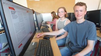 Simon Grauers (17) ist Chefredakteur der „Ente“ und räumt nun den Posten bei der Schülerzeitung. Seine Nachfolgerin ist Eva Treutler (14)