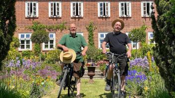 Die 37 Kilometer lange Fahrradtour Biosphäre führt die Teilnehmer auch zum Kastanienhof Bülow, wo Hajo Kahl und Dirk Endrulat (r.) einen Garten für alle Sinne schufen.