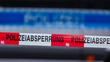 Polizeiabsperrung, Flatterband, Symbolbild, Stuttgart, Baden-Württemberg, Deutschland, Europa *** Police cordon, Flutter