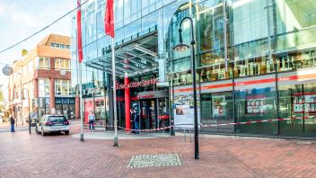 Am 19.10.2022 wurden in de Filiale der Nord-Ostsee Sparkasse in Schleswig, Stadtweg, zwei männliche Tote gefunden. Die Polizei ermittelt.