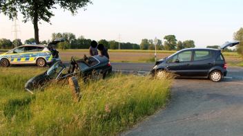 Nach der Kollision waren die beiden Autos nicht mehr fahrbereit.Foto: Polizei Minden-Lübbecke