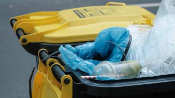 Düsseldorf 25.10.2022 gelbe Tonne Mülltonne Kunststoff Plastik Recycling Müll Abfall Wohlstandsmüll Wohlstandsgesellsch