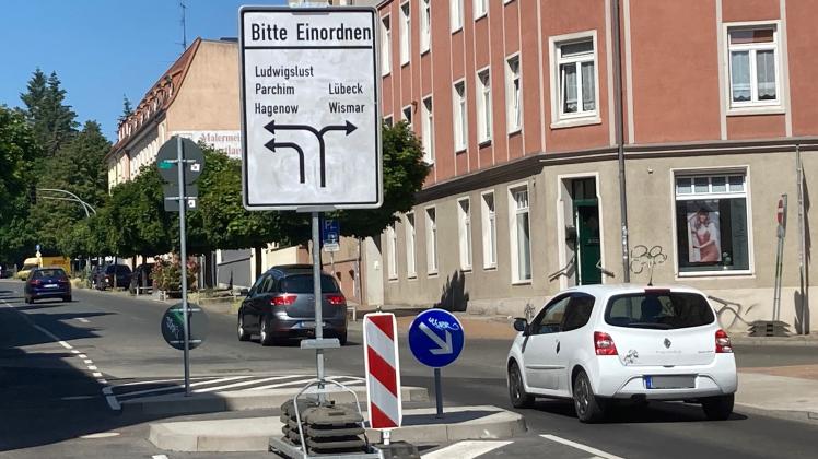 Auf einer Sperrfläche in der Wallstraße hat die Stadt bereits eine Spurtafel aufgestellt, die den Verkehr lenken soll.