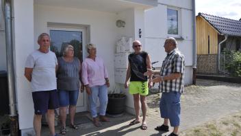 Mieter des Hauses An der Krippe 2 im Gespräch mit Ortsvorsteher Armin Schwarz (rechts).