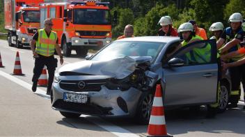 Die Feuerwehr schob den Opel nach dem Unfall auf den Standstreifen.