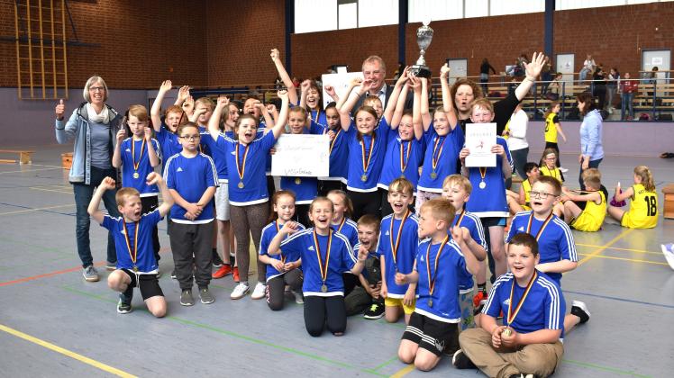 Die Grundschulkinder aus Gehrde haben das Völkerballturnier der Samtgemeinde-Grundschulen gewonnen, Werner Lager freut sich mit den Viertklässlern und ihren Sportlehrerinnen.