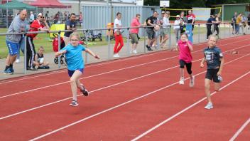 50m-Sprint: Pia Burych, Malea Möller, beide TSV Lola, und Sienn Scholz , SCI (v. l.)