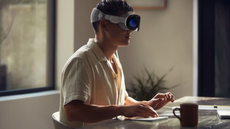 Mann mit Cyberbrille