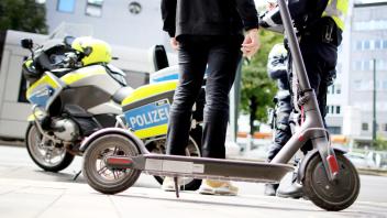 Polizei kontolliert E-Scooter
