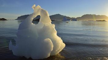 Kleiner Eisberg natürliche Eisskulptur Sermilik Fjord Ostgrönland Grönland Nordamerika Copyrigh