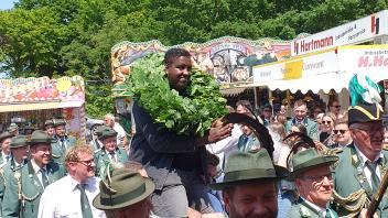 Bei seinem ersten Königsschießen erfolgreich: Martin Ibrahim aus Haren ist vermutlich der erste schwarze Schützenkönig im Emsland. 