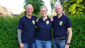 Die neuen Bürgermeister in Hummelfeld: Dirk Harder (v.r.), Angela Hippert (2. stellvertredende Bürgermeisterin) und Marc Hansen (1. stellvertretender Bürgermeister).