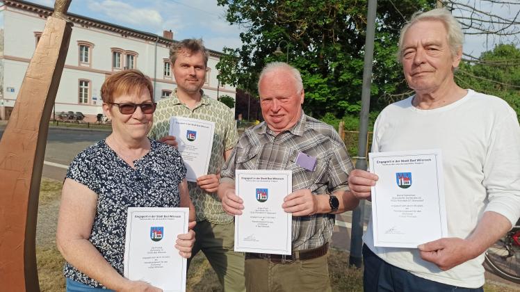 Ute Przetak, Oliver Krause, Jürgen Pauli und Bernhard Schönherr (v. l.) gehören zu den insgesamt acht Ehrenämtlern, die sich um die Instandhaltung der Wanderwege um Bad Wilsnack kümmern.