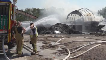 Am Mittwoch ist in Neerstedt im Landkreis Oldenburg ein Restmüllhaufen samt einer Müllpresse in Brand geraten. Die Ursache ist noch unklar.