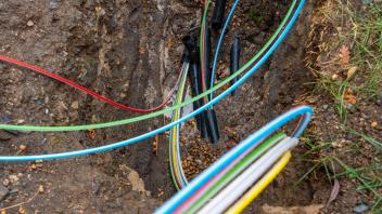 Verlegung von Glasfaserkabeln, Baustelle, Baugrube, Anschluss für schnelles Internet, bei Waldeck, Hessen, Deutschland G