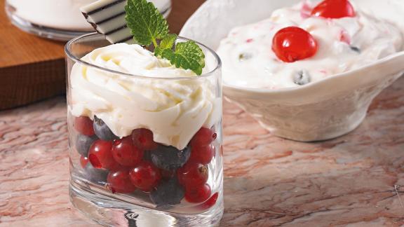 Quark- und Joghurt-Cremes mit Beeren Quark- und Joghurt-Cremes mit Beeren