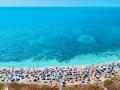 05.06.2023; Strand in Sardinien, Italien, Europa Symbolbild für Besucherlimit, Regeln, Overtourism, Urlauber, Meer, Sonn