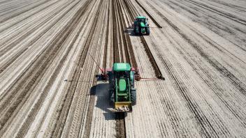 Landwirtschaft Thyrow, 21.04.2023 - Traktoren saeen Sonneblumen Saatgut auf einem Feld aus. Thyrow Brandenburg Deutschla