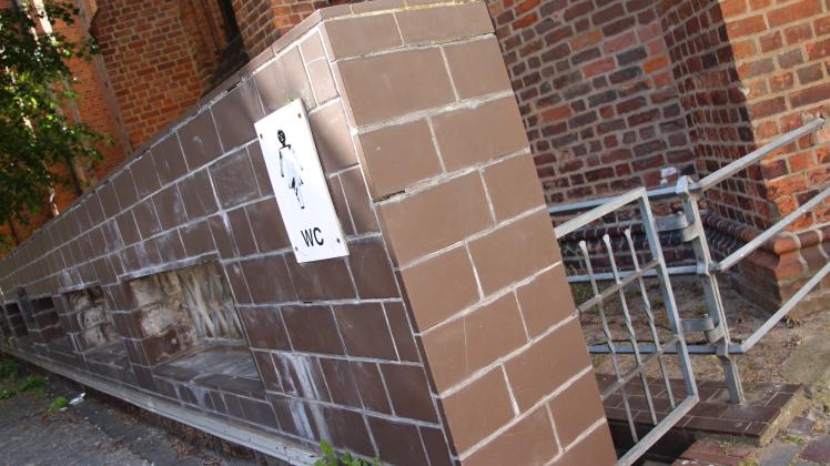 Die Toiletten am Markt in Güstrow sind allen seit Jahren ein Dorn im Auge.