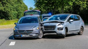 An den beiden Unfallwagen entstand ein Totalschaden. Die Insassen blieben aber glücklicherweise unverletzt.
