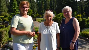 Barbara Zimon (v.l.), Lottie Lindenburger und Sabine Ciomber-Günther haben immer dienstags für alle Trauernden auf dem Friedhof ein offenes Ohr.