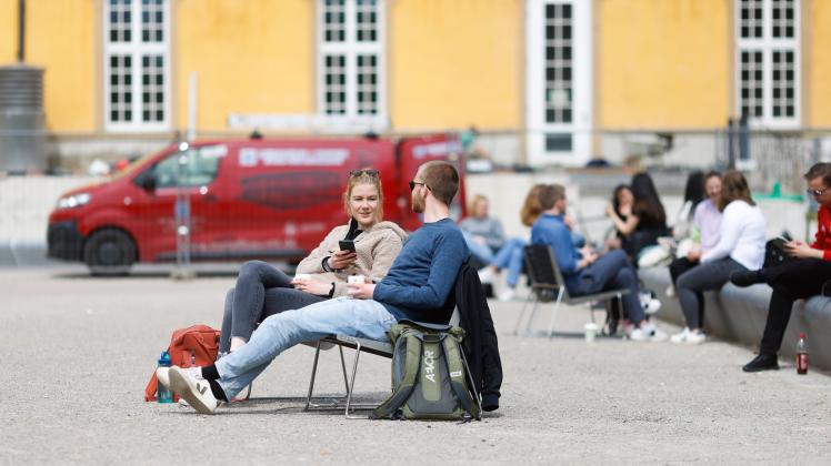 Luca Wirkus und Max Strautmann sitzen in den neuen Stühlen am Schlossgarten Osnabrück, aufgenommen am 4.5.2023. Foto: Michael Gründel