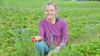 Alke Thiesen vom Hof Rabberg in Rügge freut sich über den Start der Erdbeer-Saison. Bei ihr gibt es Bio-Erdbeeren zum Selbstpflücken.