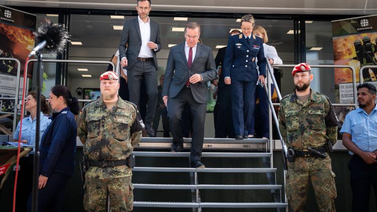 Verteidigungsminister zu Besuch im Bundesamt fuer Personalmanagement der Bundeswehr in Koeln Verteidigungsminister Boris