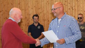 Glückwünsche für Fritz Blaas (l.) nach der Verpflichtung als Ehrenbeamter: Thomas Luth gratuliert dem neuen Barkelsbyer Bürgermeister.