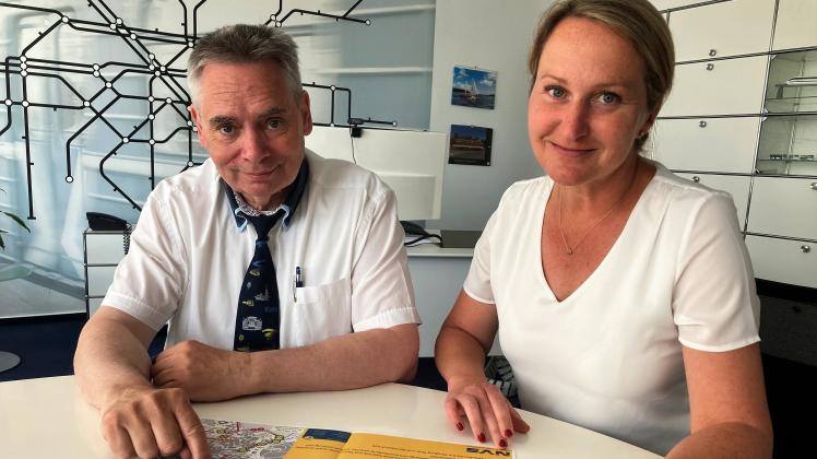 Stellten die Pläne für die Gleisarbeiten vor: Nahverkehrsgeschäftsführer Lothar Matzkeit und Marketing-Chefin Ines Krull.