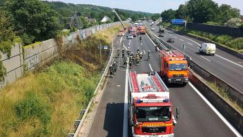 Hamburg Curslack - Feuerwehr löscht Böschungsbrand auf der A25