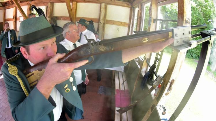 Beim Schützenverein Hahnenmoor-Börstel wird noch mit einem Vorderladergewehr um die Königswürde geschossen.