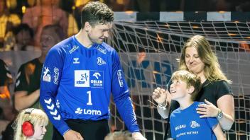 Niklas Landin (THW Kiel, 01) wird mit Familie verabschiedet THW Kiel vs. HSG Wetzlar, Handball, Bundesliga, Spieltag 33,