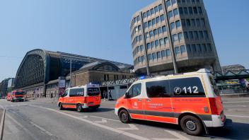 Mehrere Rettungswagen mussten am Donnerstag am Hamburger Hauptbahnhof anrücken.