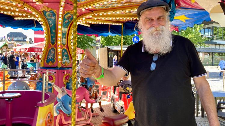 Rainer Bohn stand schon auf dem Hamburger Dom. Ab heute mit dem Kinderkarussel auf der Köste.