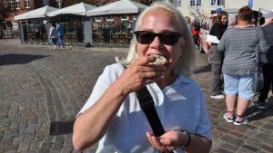 Ist einer der ersten, die sich das Häppchen schmecken lässt: Monika Petersen (38) aus Glückstadt.