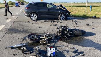 Völlig zerrissen wurde das Motorrad bei diesem Unfall auf der B5 in Höhe der Kreuzung Norddeich zwischen Bütteleck und Husum.