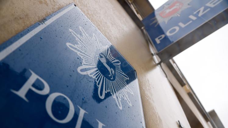Polizeiwache Kollegienwall der Polizeidirektion Osnabrück, aufgenommen am 12.01.2023. /Wache; Dienststelle; Symbolbild; Blaulicht; Polizei; Logo; Schriftzug; Verbrechen/ Foto: Michael Gründel