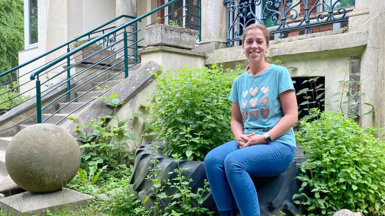 Carolin Kremer ist die neue Leitung der Natur-Erlebnis-Kita am Berg in Schledehausen. Hinter der denkmalgeschützten alten Villa, in der sich auch ihr Büro befindet, beobachtet sie das Spiel auf dem Außenareal am Waldrand. 
