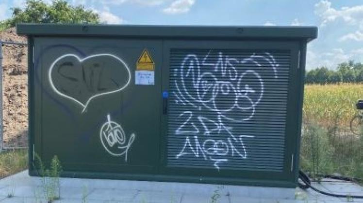 Vor allem an Wänden und Stromkästen wurden die Graffiti gesprüht. Zu sehen waren laut Polizei eine fast immer gleich aussehende Variante des Anarcho-Zeichens sowie eine sich stets wiederholende Buchstabenkombination.
