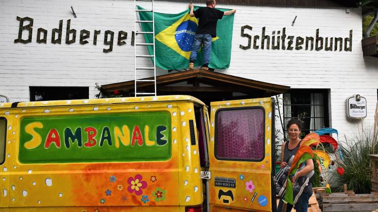 Die brasilianische Flagge weht über dem Schützenhof in Badbergen: Carsten Mohring und Birgit Schmitz freuen sich auf den Start.