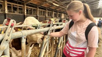 Die 14-jährige Lea könnte es sich gut vorstellen, Tierärztin zu werden. Ein Beruf, der gerade auch im Bereich der landwirtschaftlichen Tierhaltung benötigt wird.
