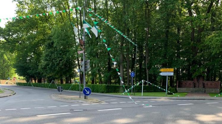 Der Schützenverein Lorup hat Anzeige erstattet. Unbekannte haben die Dekoration zerstört, die für das Schützenfest am Pfingstwochenende aufgehängt worden ist.