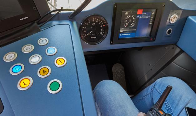 Der entscheidende Unterschied: Die automatisierte U-Bahn verfügt über einen grünen Drückschalter im Cockpit (unten), mit dem der Fahrer den Zug in den auotmatischen Betrieb versetzt. 