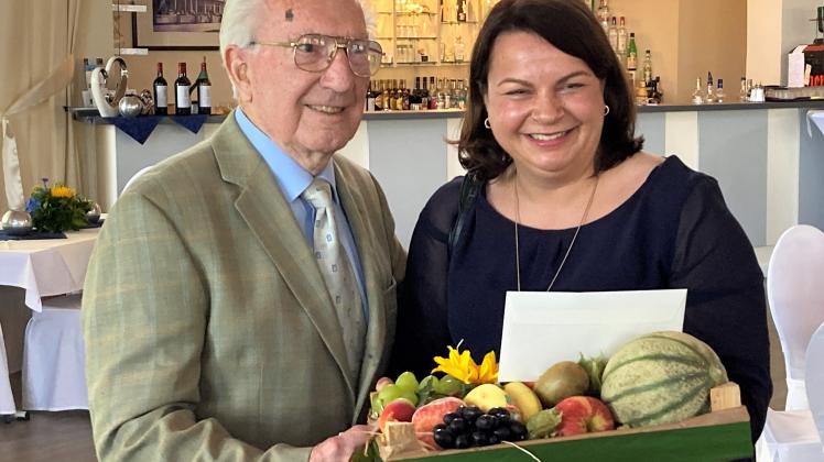 Ein Korb mit Obst zum 95. Geburtstag: Sozialministerin Stefanie Drese gratulierte Ulrich Haesener.