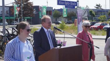 Opfer des Holocaust aus NeumünsterAngehörige aus England und Frankreich zu Besuch: Alice-Spitz-Straße offiziell eröffnet. Tobias Bergmann