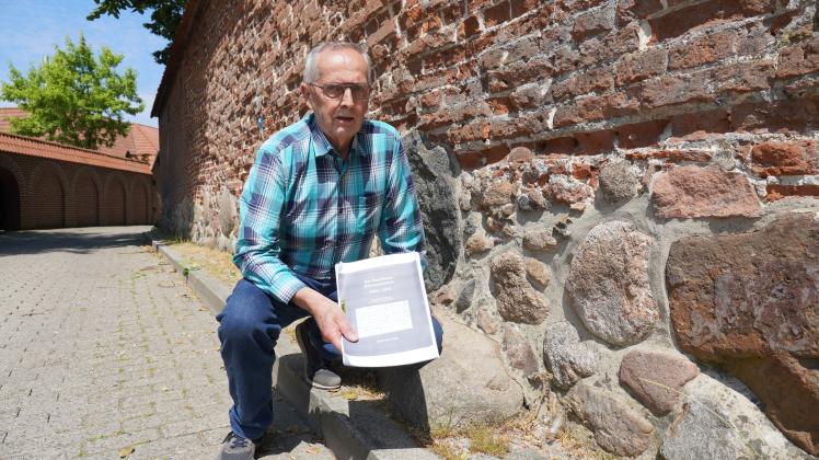 Buchautor Bernhard Vehring vor der Klostermauer am Nonnenwall in Haselünne. Sie wurde von den Klarissen auf den Grundmauern der ersten Stadtummauerung errichtet und steht heute unter Denkmalschutz.